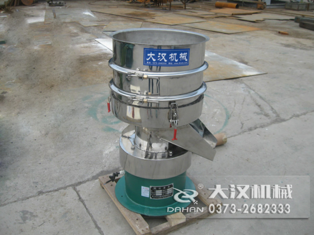 涂料過濾振動(dòng)篩：利用振動(dòng)電機(jī)的振動(dòng)力帶動(dòng)物料在篩網(wǎng)上進(jìn)行篩分，從而利用篩網(wǎng)孔徑的大小不同，完成涂料的分級(jí)，除雜等篩分目的。