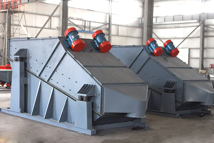 ZSG礦用振動(dòng)篩采用雙電機(jī)振動(dòng)，電機(jī)位置安裝在頂部，便于更好的傳遞振動(dòng)力。