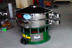 800型單層三次元振動(dòng)篩，產(chǎn)量可達(dá)800kg/h。