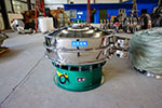 1200型三次元振動(dòng)篩，產(chǎn)量可達(dá)2100kg/h。